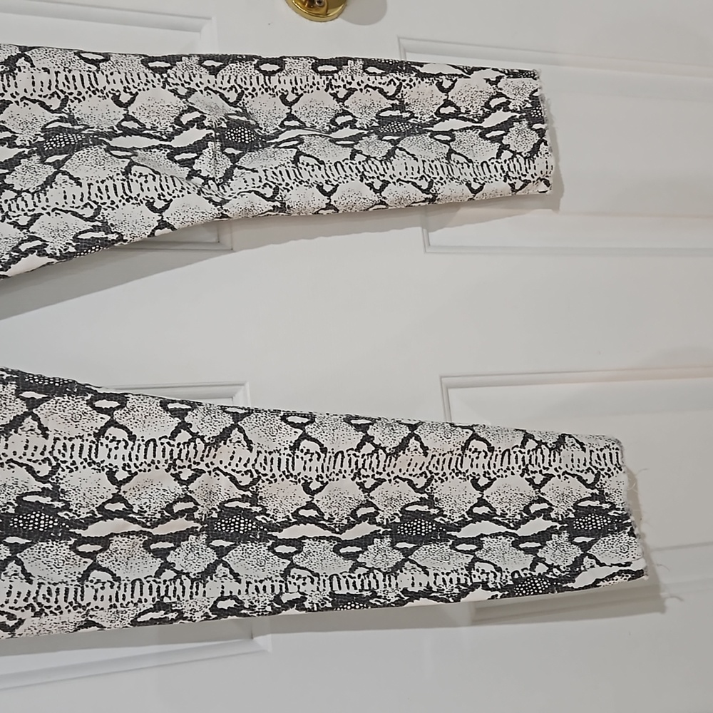 Frame Grey Python Ali High Rise Cigarette Pant - Picture 5 of 9